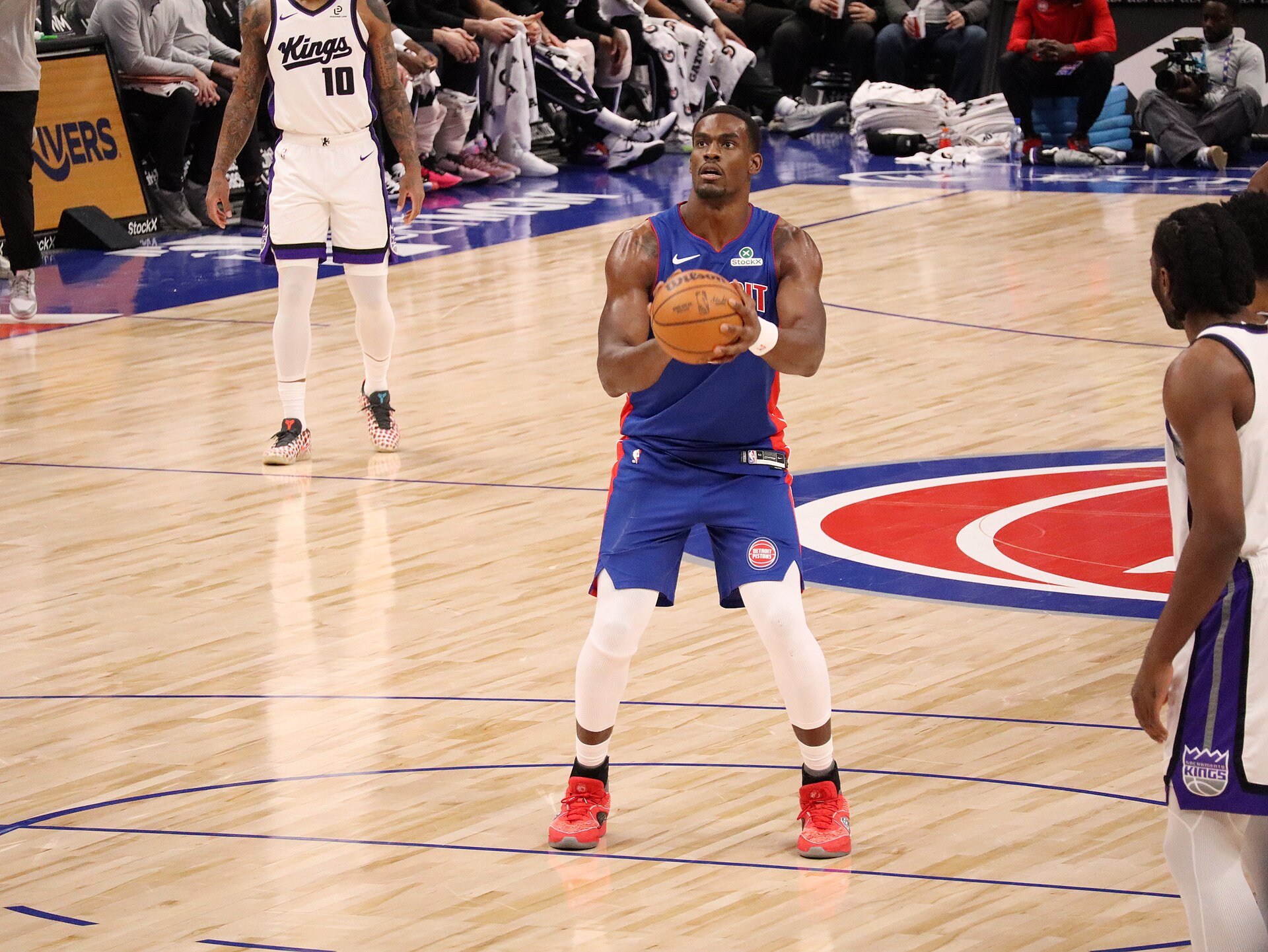Jalen Duren shoots free throw for the Detroit Pistons
