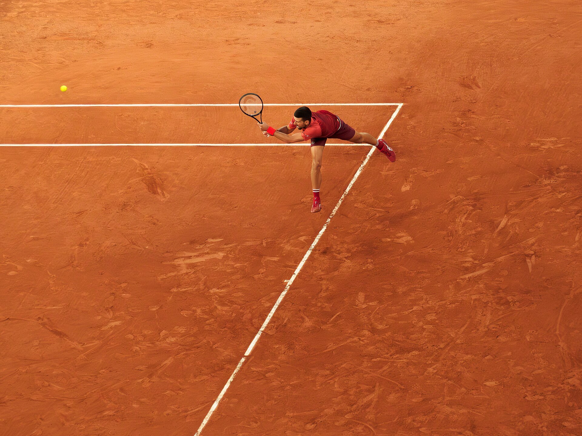 Novak Djokovic returning a serve with his backhand at the 2024 French Open (Roland-Garros), during his first round match against Pierre-Hugues Herbert (win 6/4, 7/6, 6/4) on court Philippe-Chatrier.