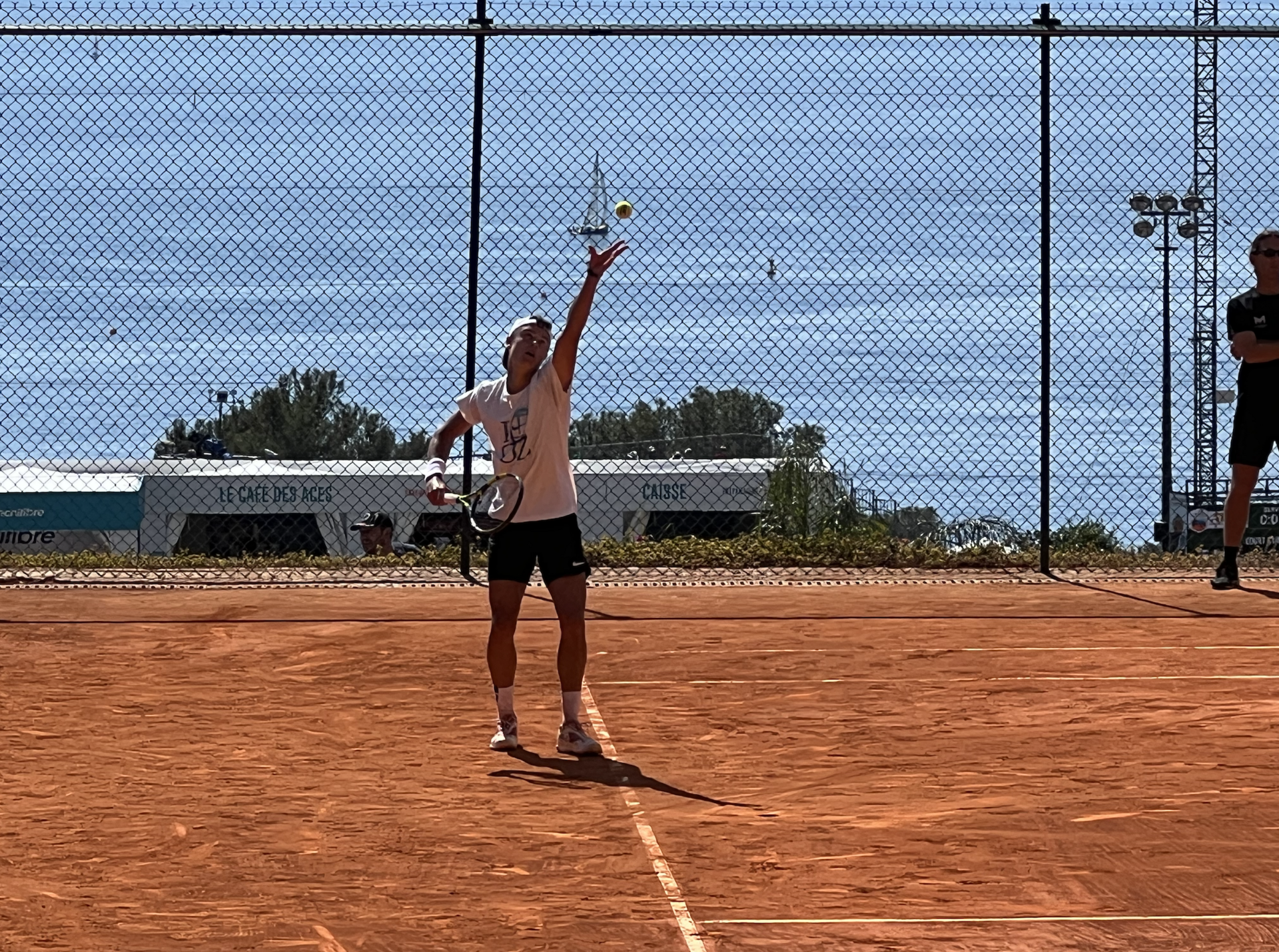 Holger Rune sert à l'entraînement au tournoi de Monte-Carlo 2023.