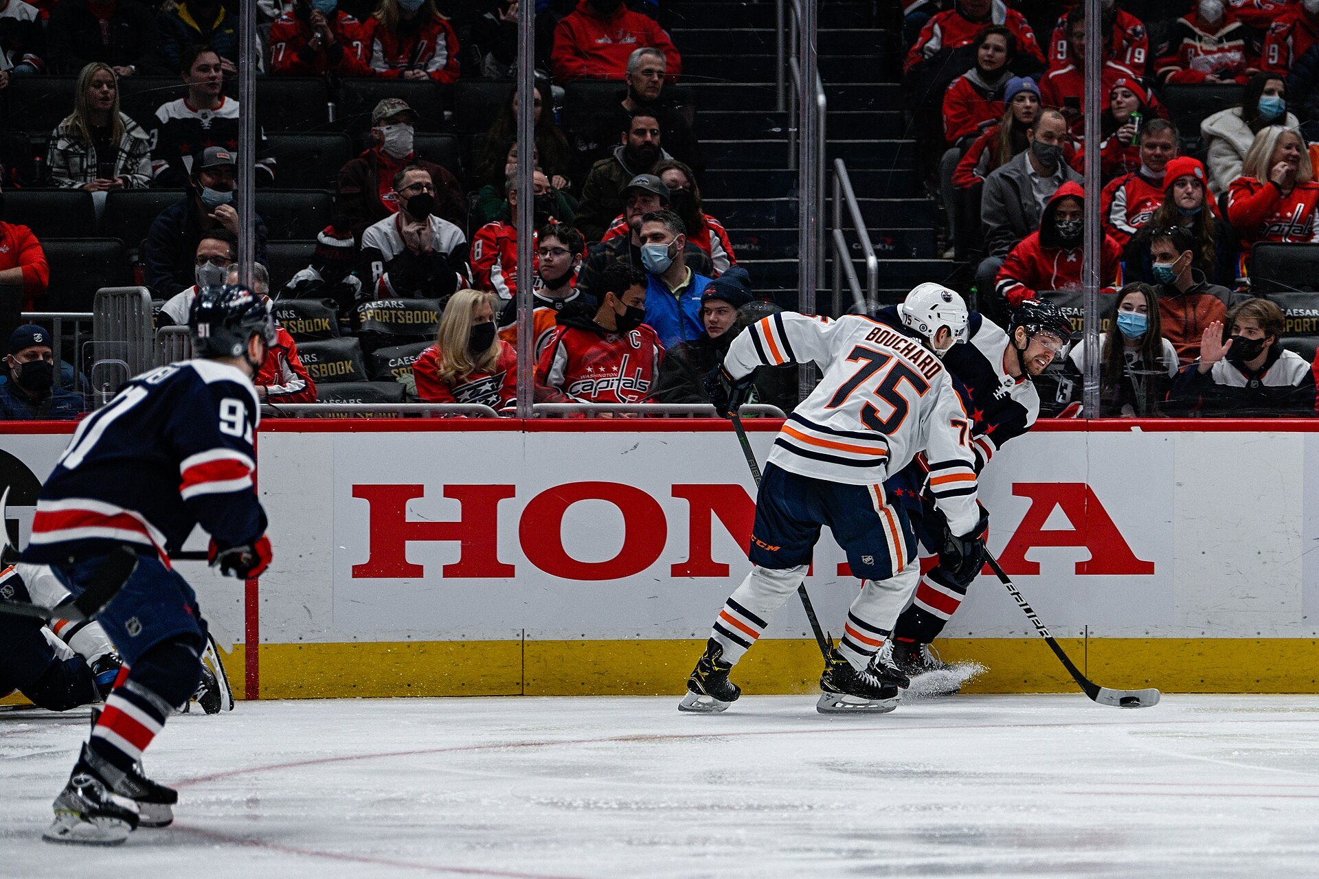 Washington Capitals Evgeny Kuznetsov scores his 14th goal of the season on a deflection against the Edmonton Oilers at Capital One Arena in Washington D.C., Feb. 2, 2022. (Photo by Brian Murphy, All-Pro Reels)